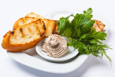 Masada soslu ve yeşillikli ekmek