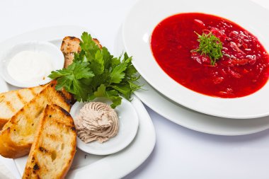 Tabağında et olan Red Borsch