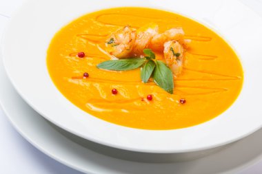 karides ve dekorasyon ile çorbası