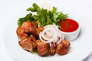 kebabı soğan ve sos ile