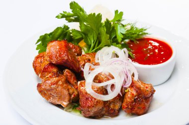 kebabı soğan ve sos ile