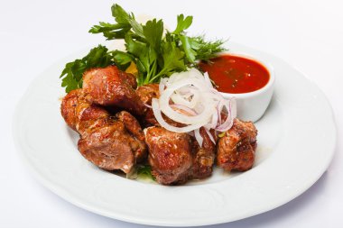 kebabı soğan ve sos ile