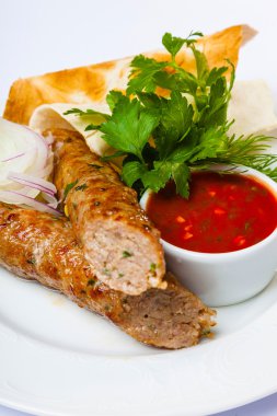 lyulya kebap kırmızı sos ile