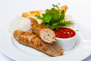 lyulya kebap kırmızı sos ile