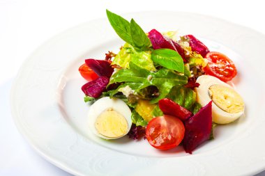 Yumurta ve kiraz salatası