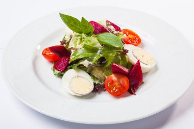 Yumurta ve kiraz salatası