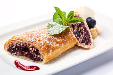 tatlı cherry pie nane ile