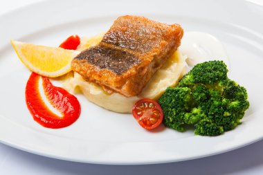 patates üzerinde beyaz balık