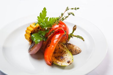 Tabakta ızgara sebze