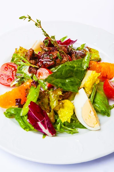 Insalata con verdure e carne — Foto Stock