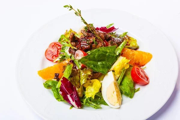 Salat mit Gemüse und Fleisch — Stockfoto
