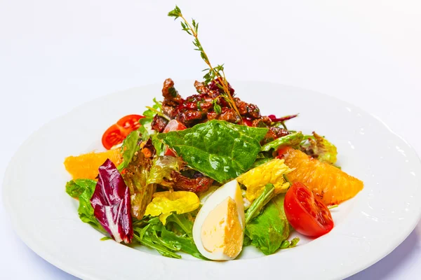 Salat mit Gemüse und Fleisch — Stockfoto