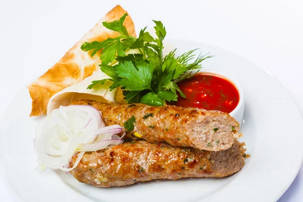 Lyulya Kebab mit roter Sauce — Stockfoto