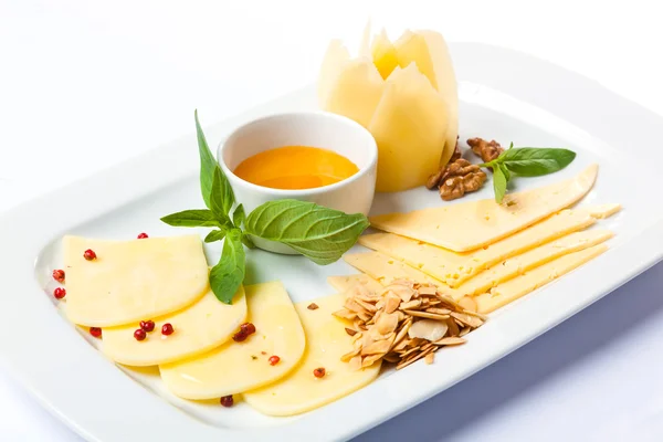 Сырная тарелка с медом и орехами — стоковое фото