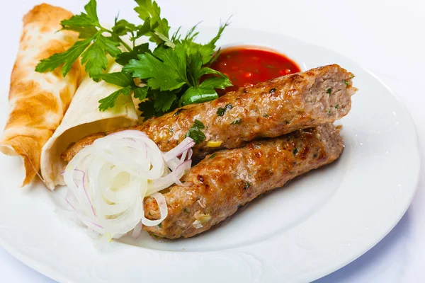 Lyulya Kebab mit roter Sauce — Stockfoto