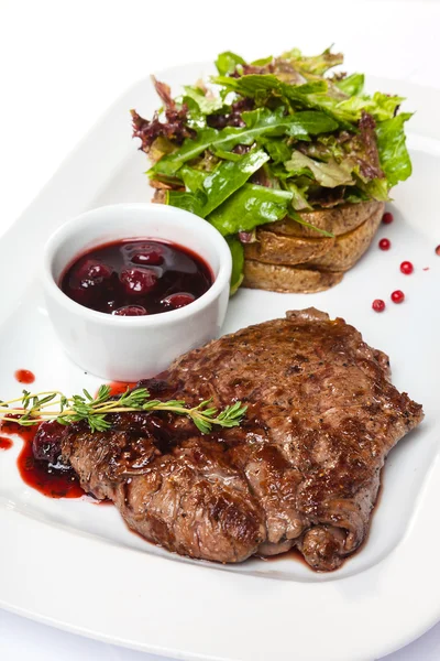 Carne con patatas y salsa —  Fotos de Stock