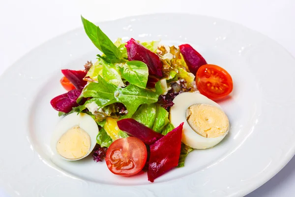 Salada com ovos e cereja — Fotografia de Stock