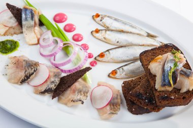 soğuk balık aperatifler plaka üzerinde