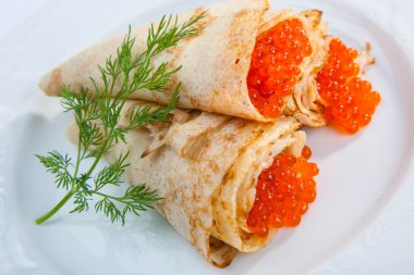 Kırmızı havyarlı gözleme.