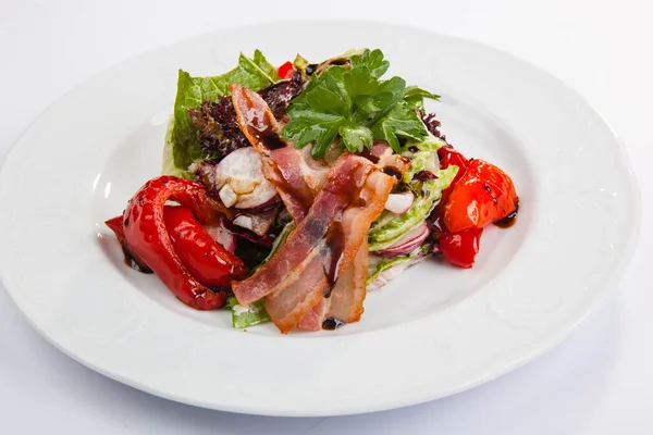 Salada com bacon no prato — Fotografia de Stock