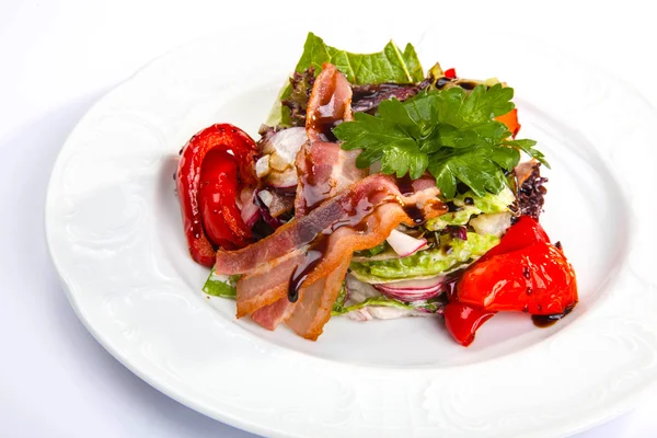 Salada com bacon no prato — Fotografia de Stock