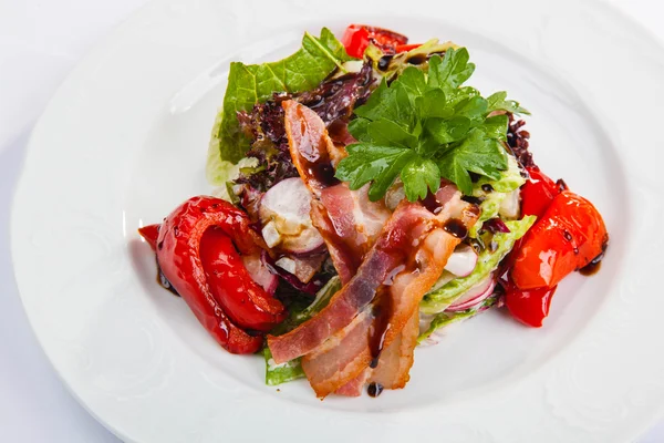 Salada com bacon no prato — Fotografia de Stock