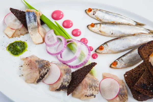 Закуски из холодной рыбы на тарелке — стоковое фото
