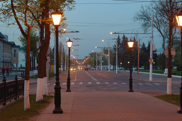 ロシアの州の夜は黄色のライトで街を歩く — ストック写真