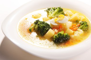 Brokolili çorba ve tabakta yumurta