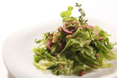 Tabağında soğan olan yeşil salata