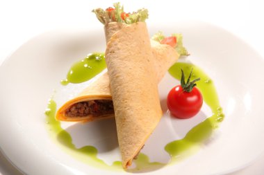 Beyaz tabakta et ile yuvarlan