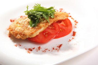 fırında tavuk göğsü, tabakta domates.