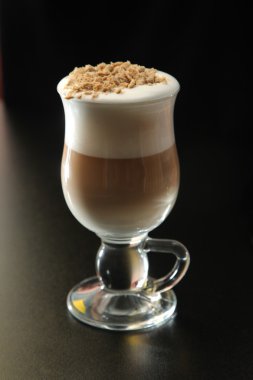 Siyah arka planda, camlı kakaolu kek.