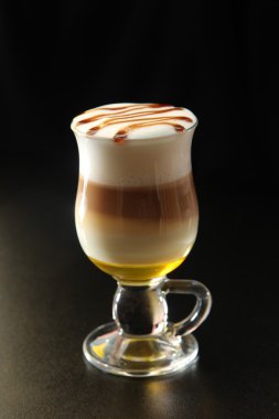 Siyah arka planda, camlı kakaolu kek.