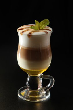 Siyah arka planda, camlı kakaolu kek.