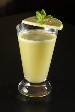 Elmalı içecek ve siyah arkaplanda kereviz.