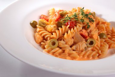 Beyaz tabak makarna çeşitleri