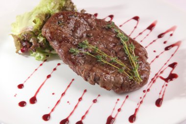 Tabağında sos olan bir et parçası.