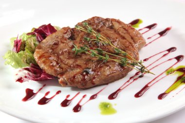 Tabağında sos olan bir et parçası.