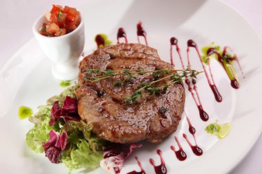 Tabağında sos olan bir et parçası.