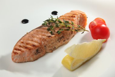 Somon steak plaka üzerinde limonlu