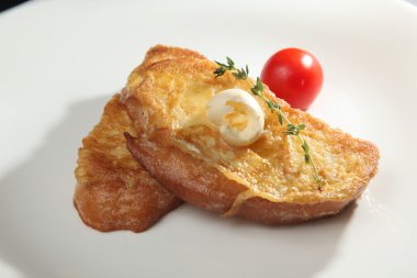 Bir parça tereyağlı beyaz ekmek.