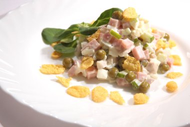 Beyaz tabakta sosisli salata.