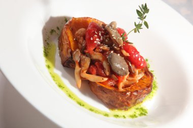 Fırında mantarlı kabak.