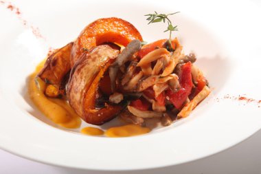 Fırında mantarlı kabak.