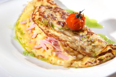 Pastırmalı ve peynirli omlet.