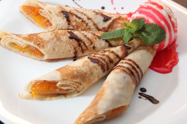 kayısılı krep ve tabakta dondurma.