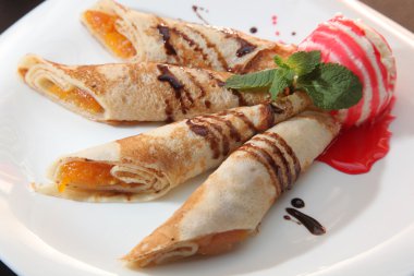 kayısılı krep ve tabakta dondurma.