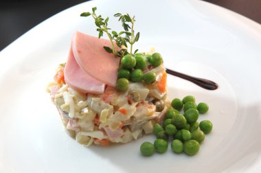 Sosisli Rus salatası ve yeşil bezelye kömürü.