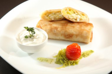 Peynir ve soğanla doldurulmuş pankekler.